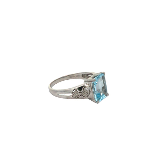 10K White Gold Lds Ring W Blue Stone Size 8.5  2.6Dwt