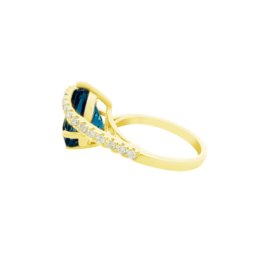 0.21Ctw Diamond & 5.69Ctw Blue Topaz 14K Yellow Gold Ring Size 7 2.7Dwt