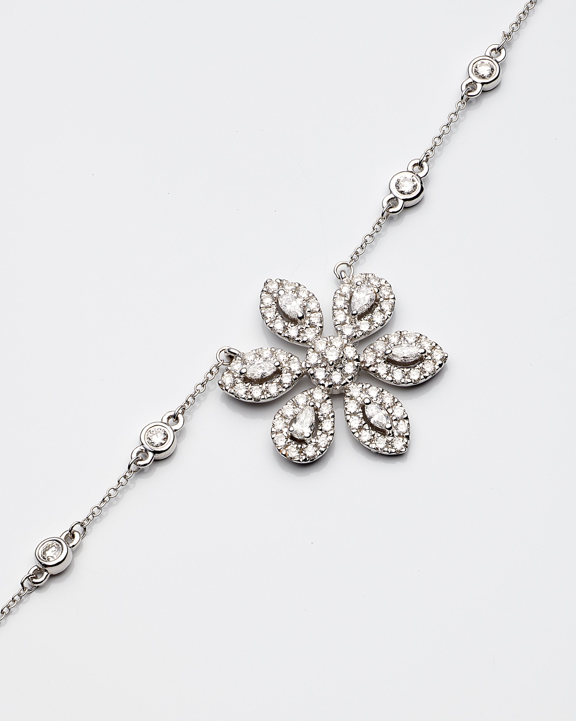 18K White Gold Diamond Flower Necklace 18In 2.4Dwt